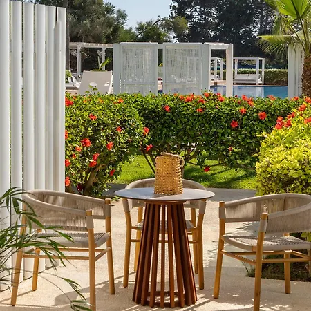 So White 4* Ajia Napa