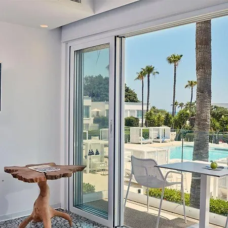 So White منتجع أيا نابا